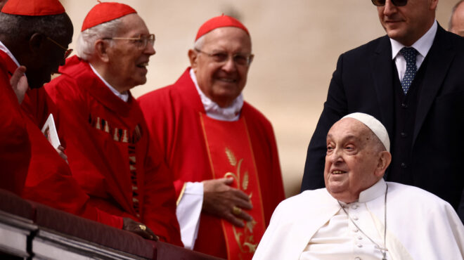 πάπας-φραγκίσκος-εμφανίστηκε-χωρίς-τ-563562679