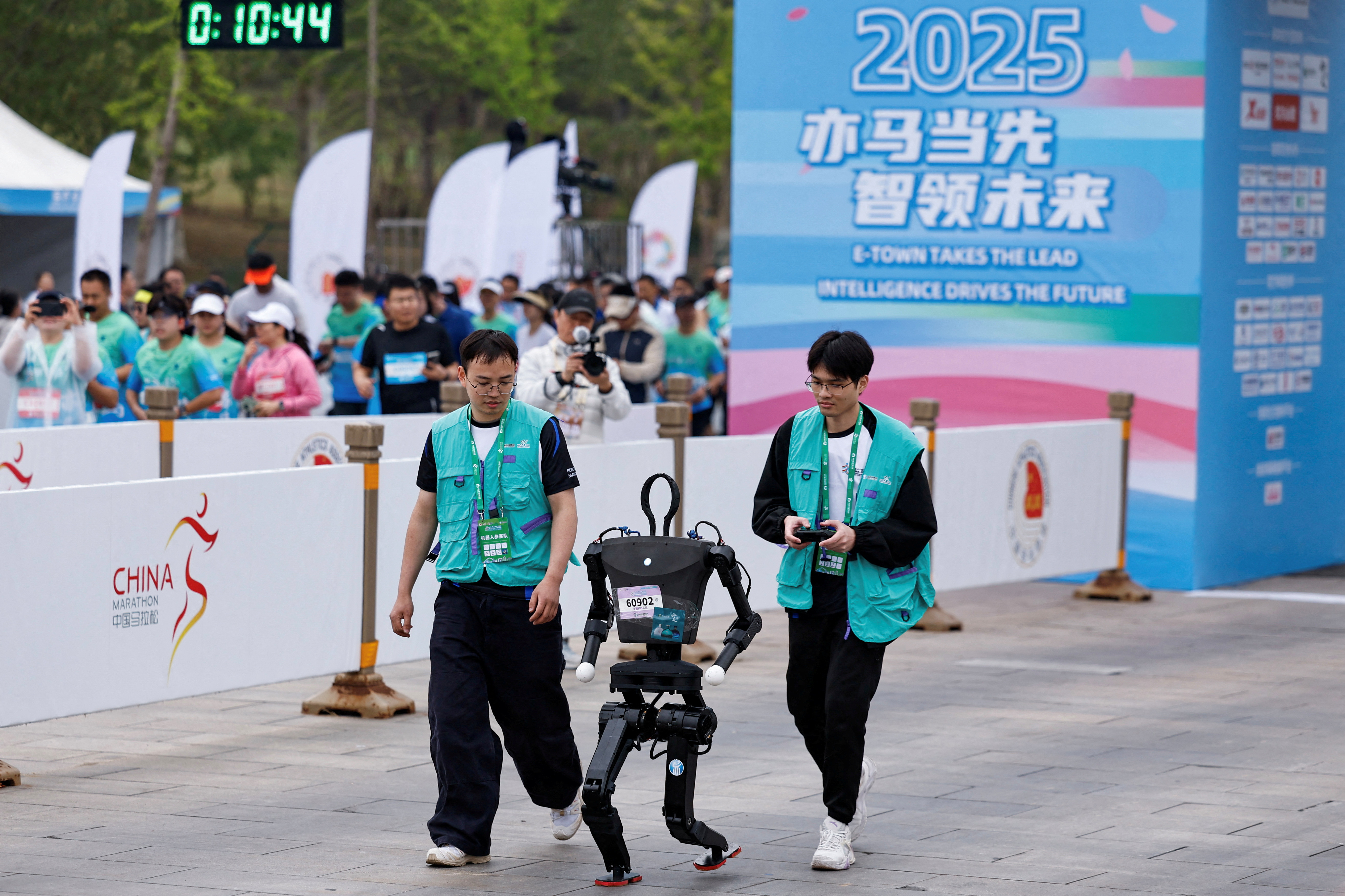 Παγκόσμια πρώτη στην Κίνα: Ημιμαραθώνιος… ανθρωποειδών ρομπότ-3