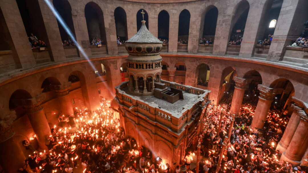 σε-κλίμα-κατάνυξης-η-αφή-του-αγίου-φωτό-563573197
