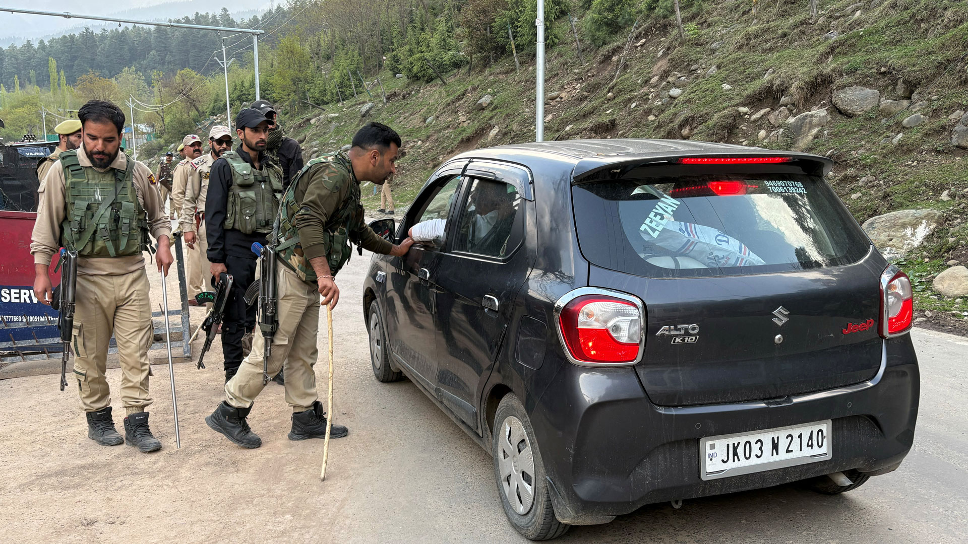 Ινδία: Επίθεση ενόπλων σε ομάδα τουριστών στο Κασμίρ – Τουλάχιστον 20 νεκροί-1