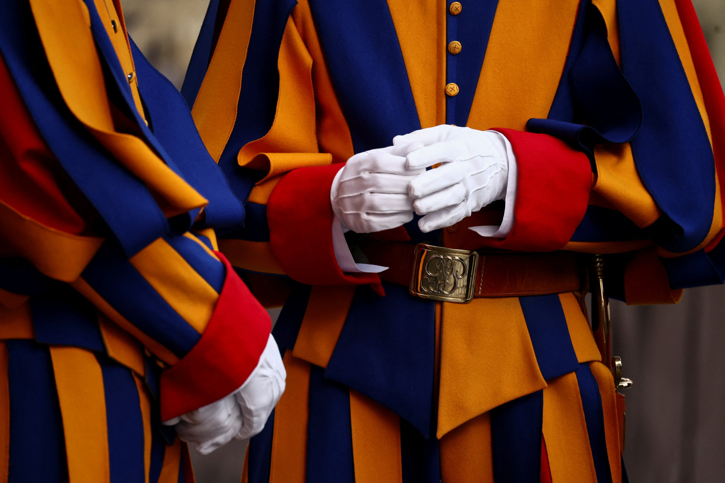 Στη Βασιλική του Αγίου Πέτρου η σορός του Πάπα Φραγκίσκου – Υπό το άγρυπνο βλέμμα της «ελβετικής φρουράς»-8