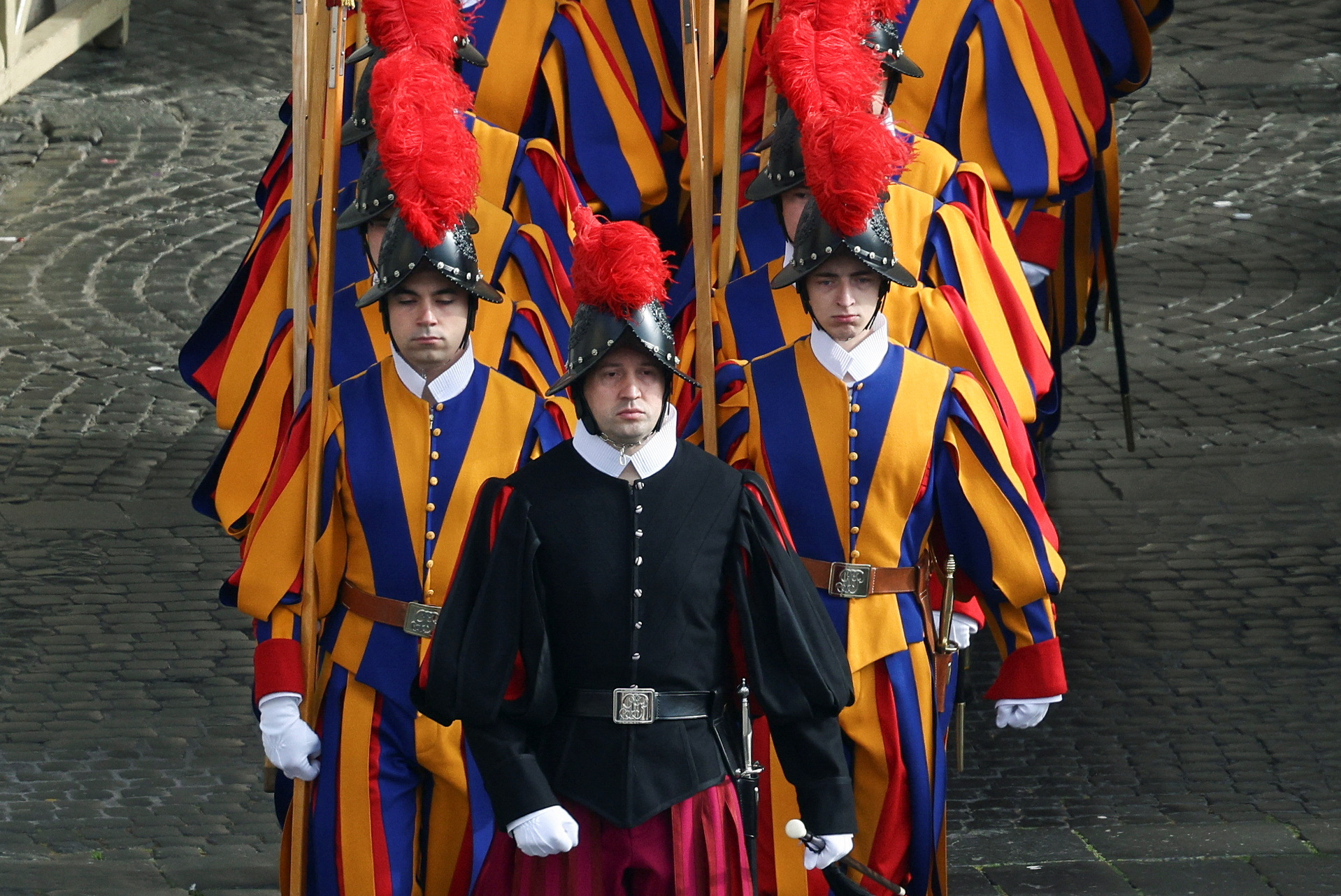 Στη Βασιλική του Αγίου Πέτρου η σορός του Πάπα Φραγκίσκου – Υπό το άγρυπνο βλέμμα της «ελβετικής φρουράς»-10