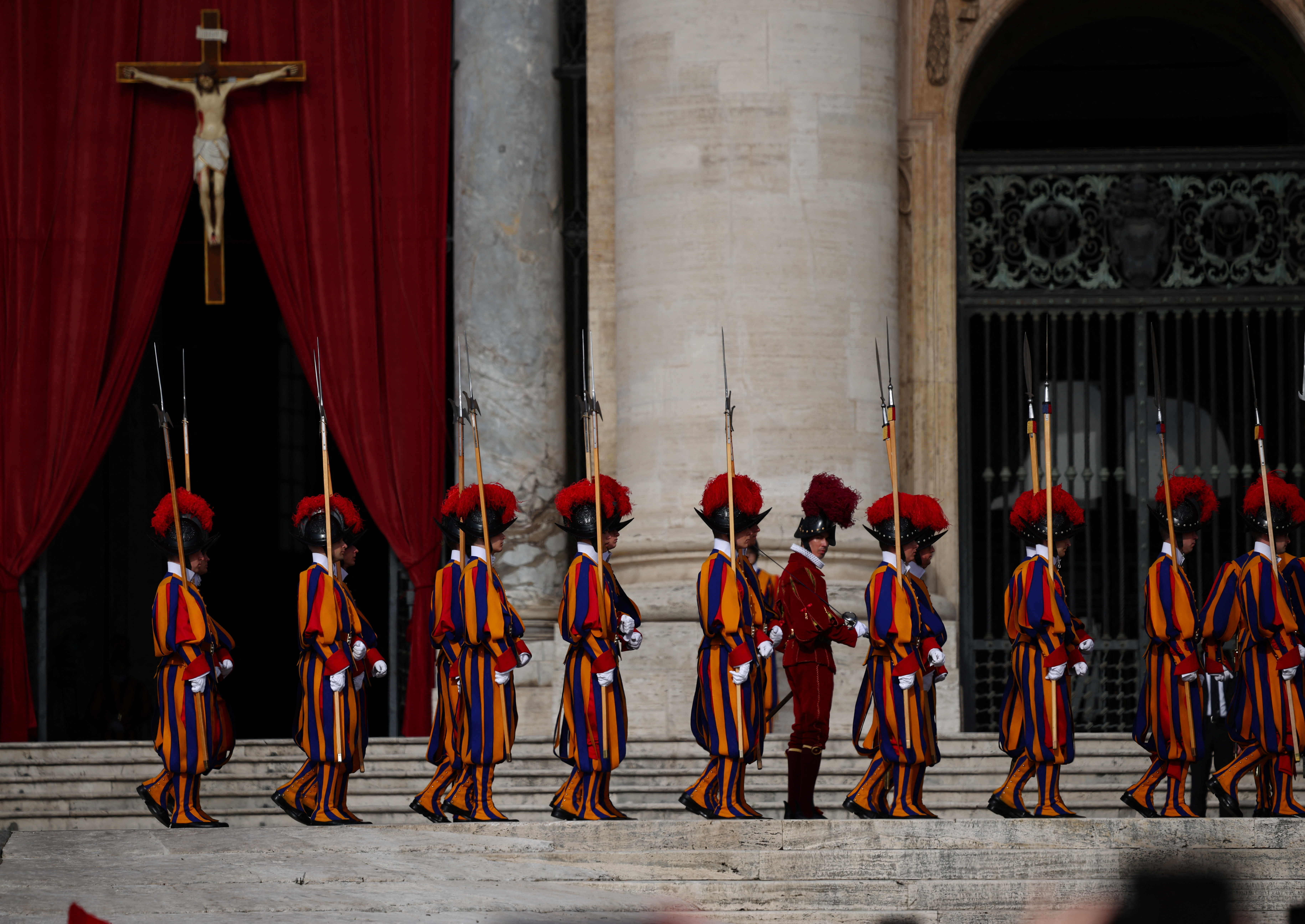 Στη Βασιλική του Αγίου Πέτρου η σορός του Πάπα Φραγκίσκου – Υπό το άγρυπνο βλέμμα της «ελβετικής φρουράς»-9