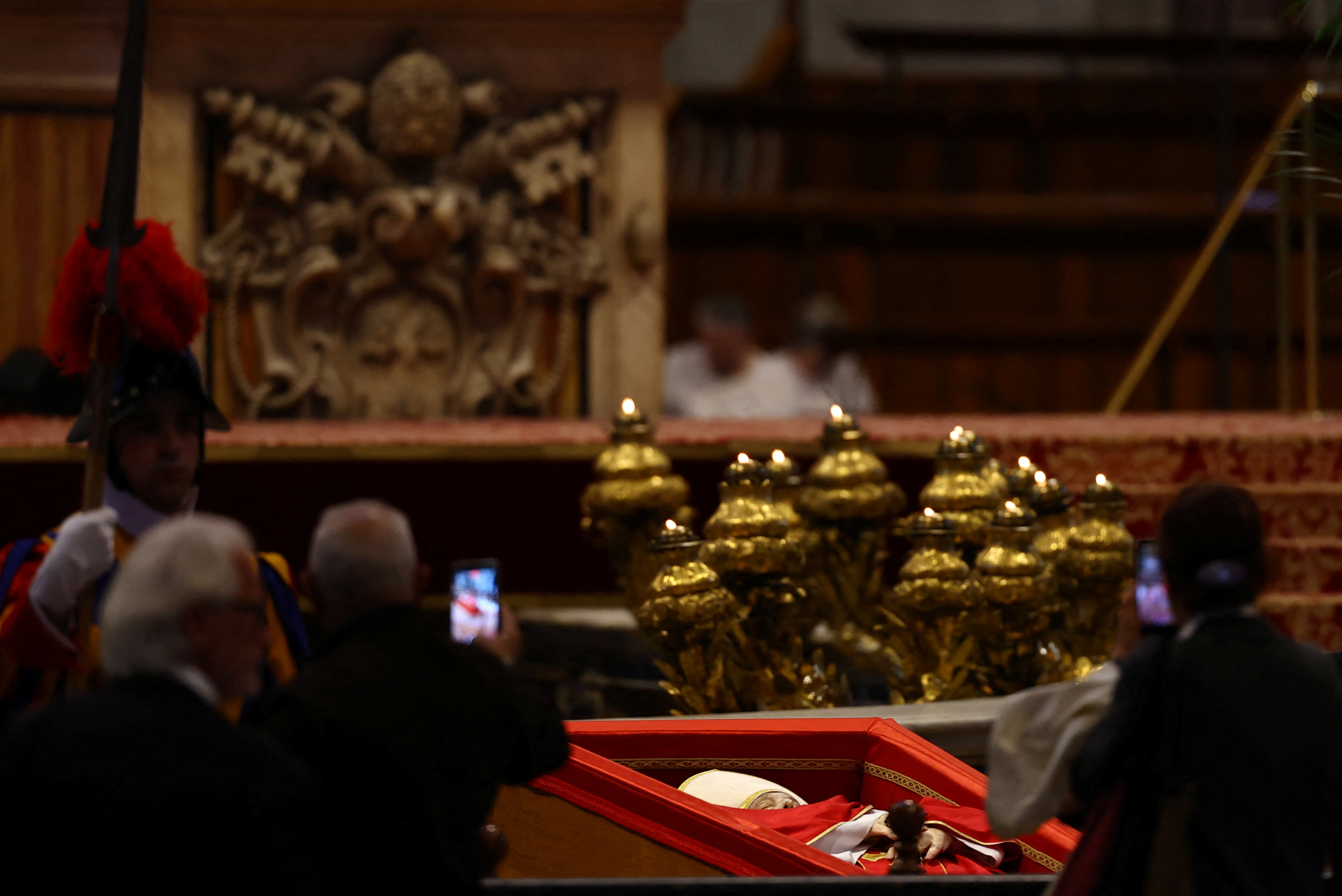 Βατικανό: 100.000 πιστοί αποχαιρετούν τον Πάπα Φραγκίσκο-2