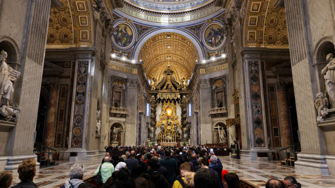πάπας-φραγκίσκος-πλήθη-συρρέουν-στο-β-563578033