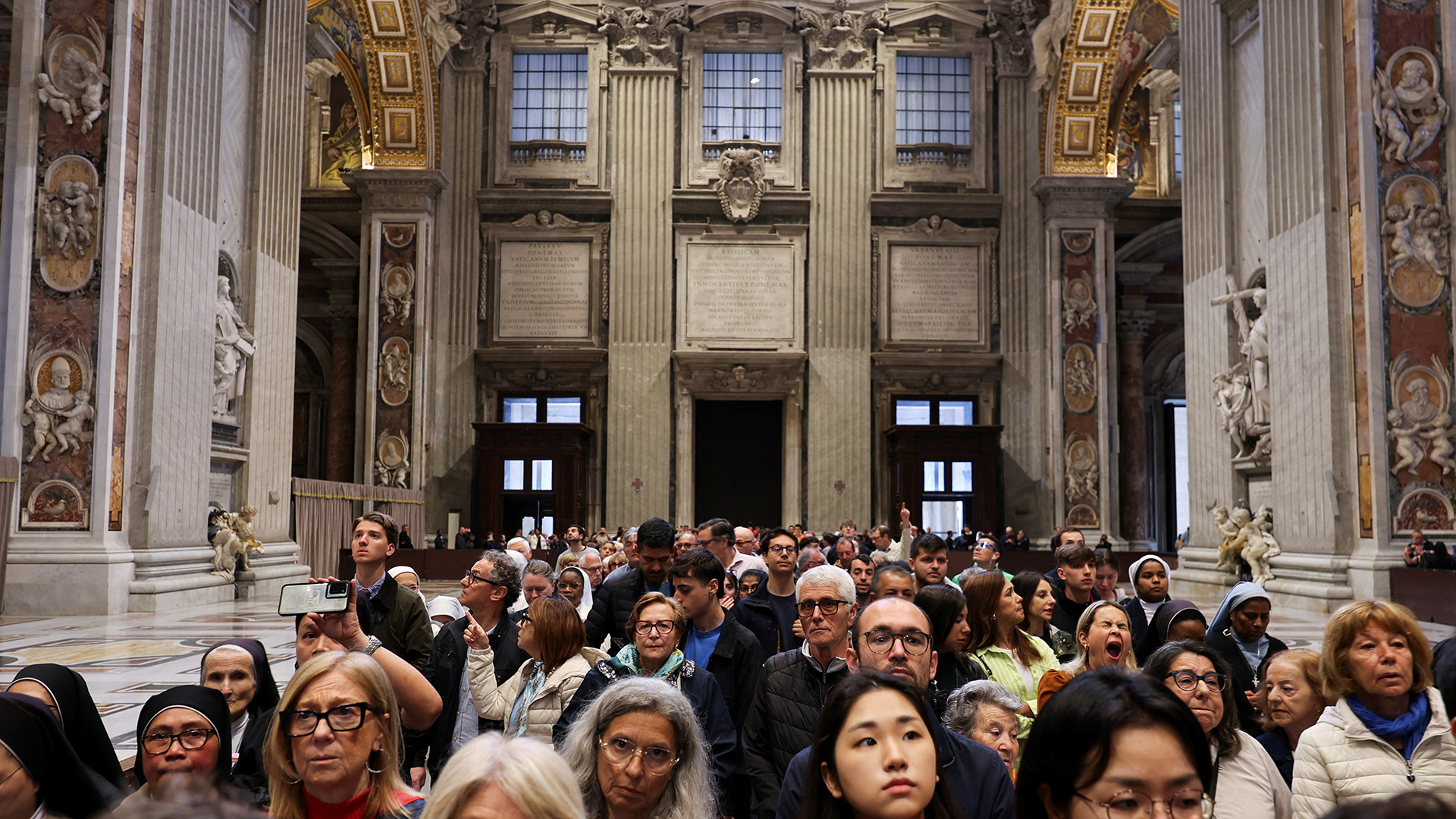 Πάπας Φραγκίσκος: Πλήθη συρρέουν στο Βατικανό – Ανοιχτή παρέμεινε τη νύχτα η Βασιλική του Αγίου Πέτρου-2