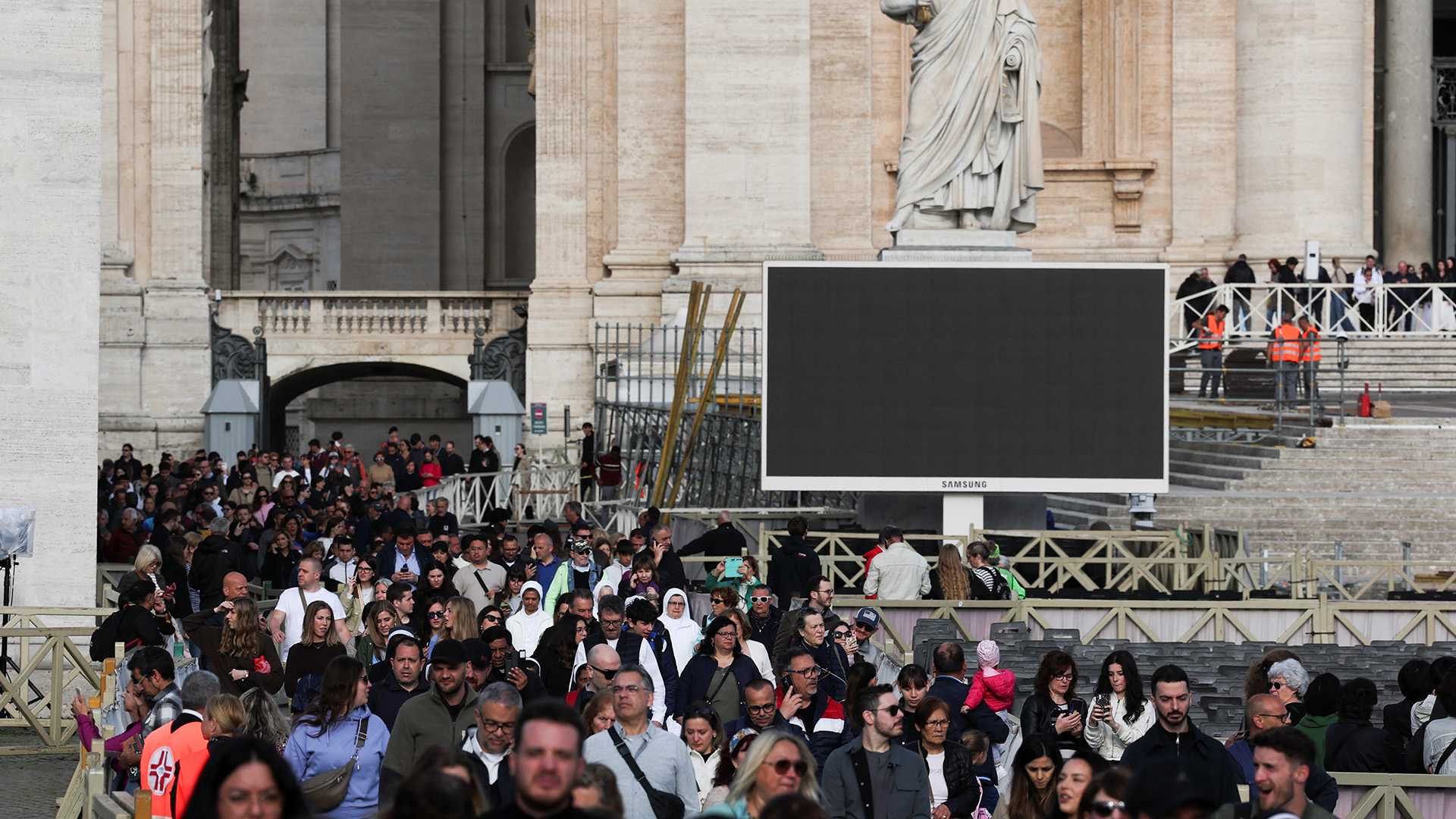 Πάπας Φραγκίσκος: Πλήθη συρρέουν στο Βατικανό – Ανοιχτή παρέμεινε τη νύχτα η Βασιλική του Αγίου Πέτρου-1