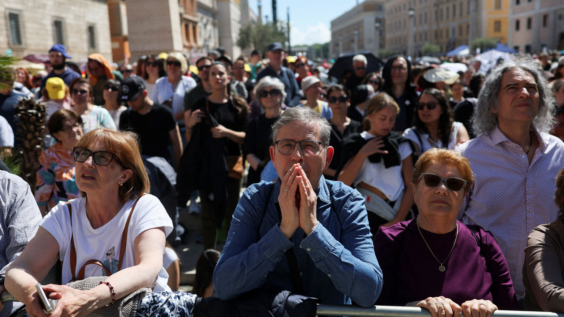Δέκα στιγμιότυπα από το τελευταίο αντίο στον Πάπα Φραγκίσκο-9