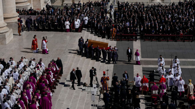 τελευταίος-ασπασμός-στον-φραγκίσκο-563583160