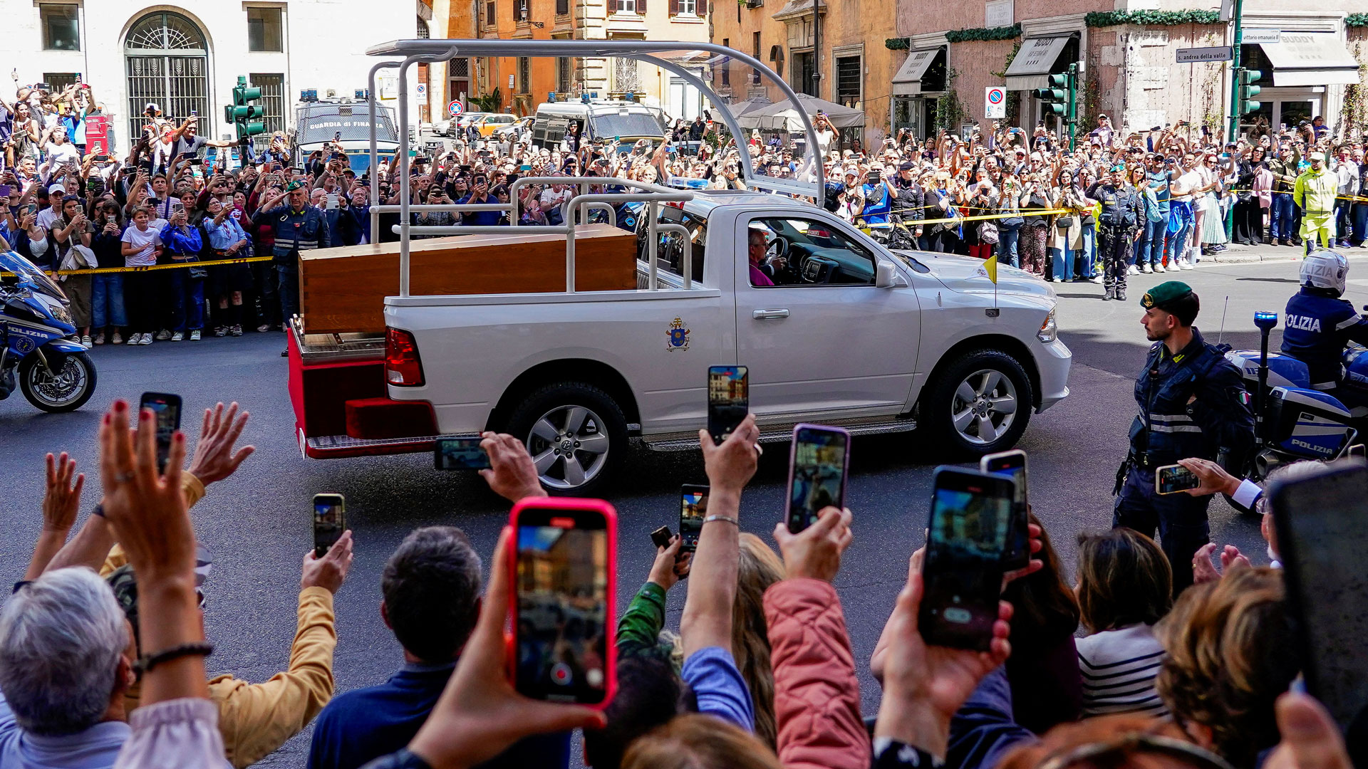 Δέκα στιγμιότυπα από το τελευταίο αντίο στον Πάπα Φραγκίσκο-7