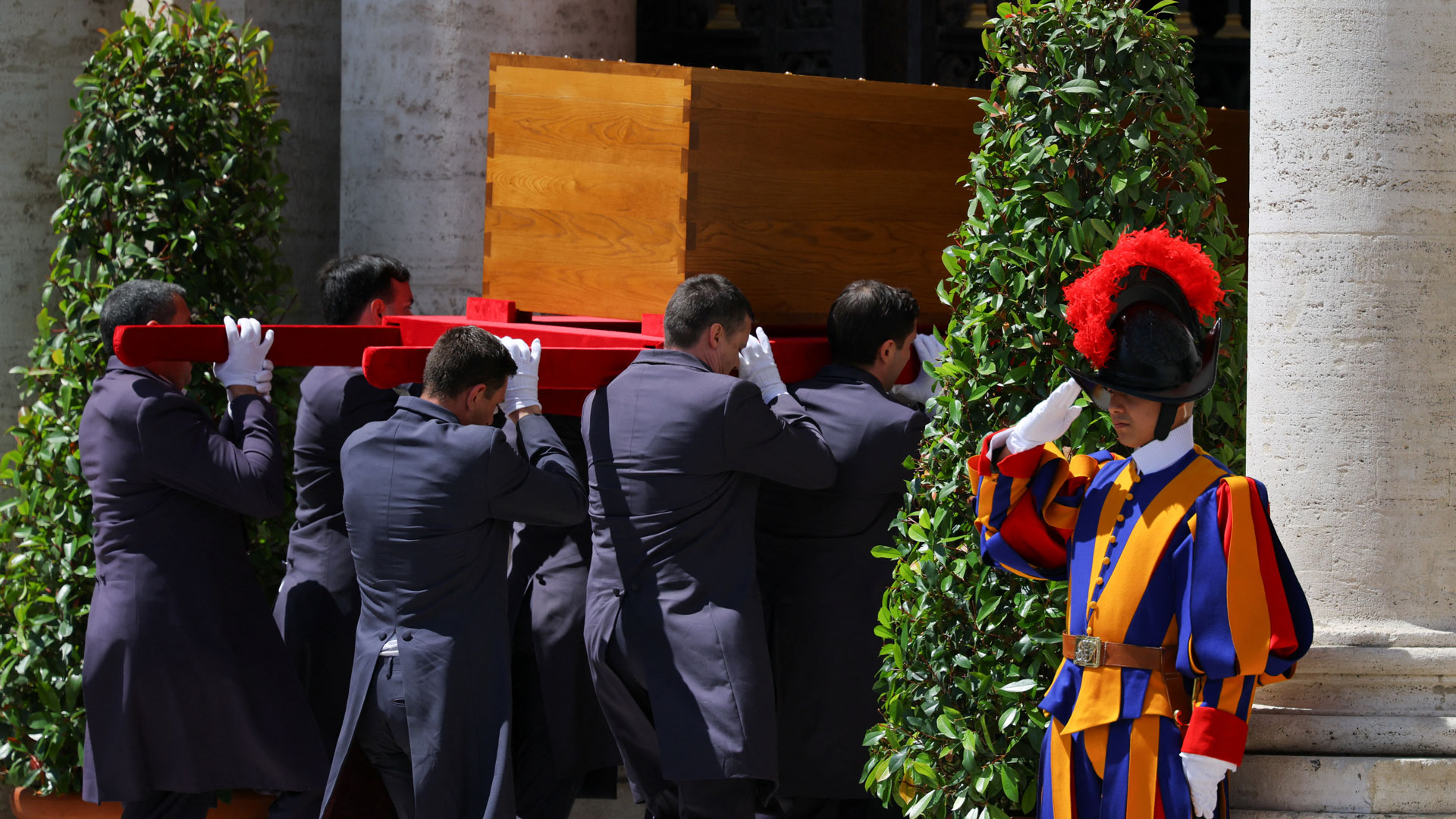 Δέκα στιγμιότυπα από το τελευταίο αντίο στον Πάπα Φραγκίσκο-10