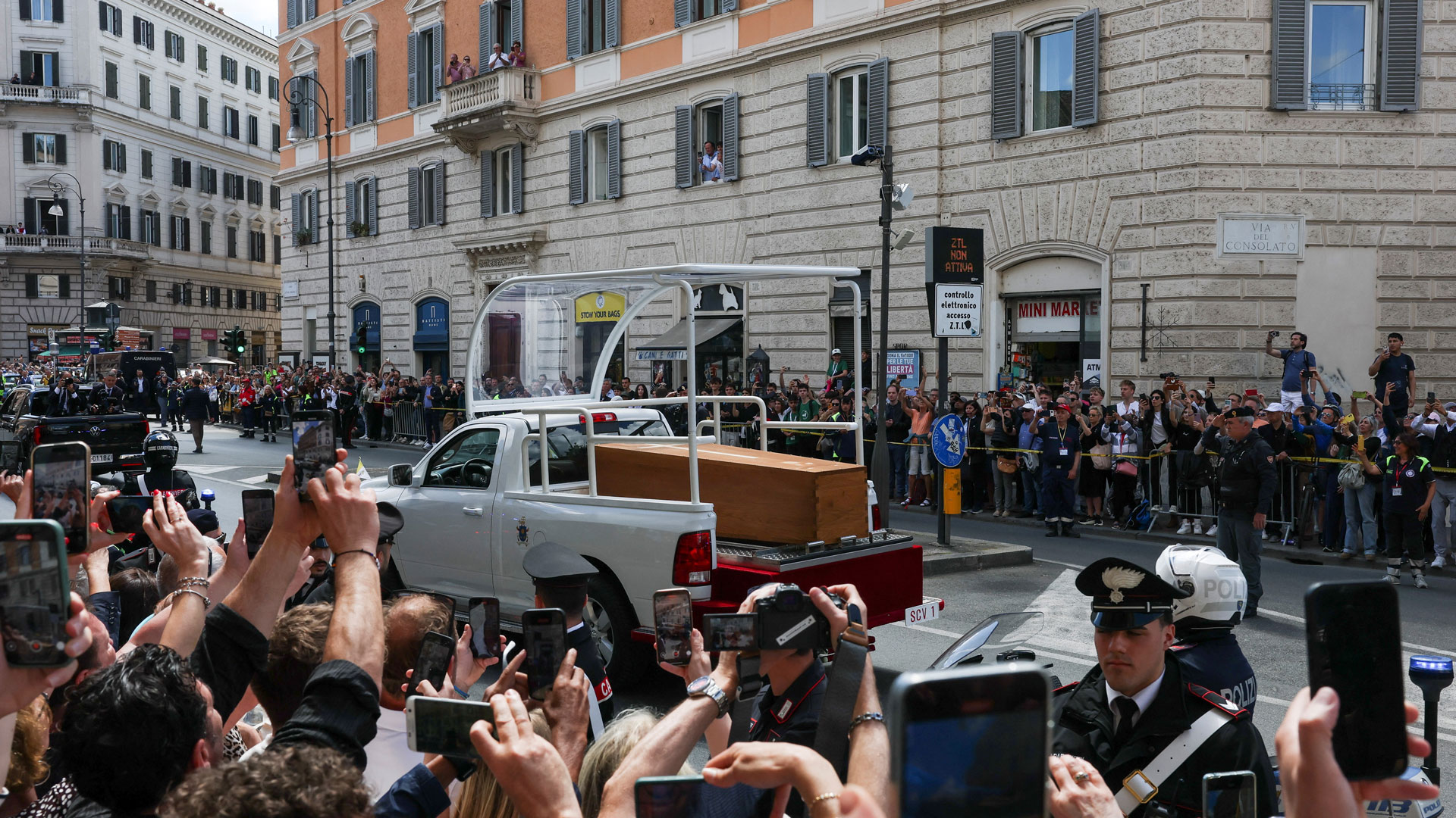 Κηδεία Πάπα Φραγκίσκου: Σε κλίμα συγκίνησης το ύστατο χαίρε-4