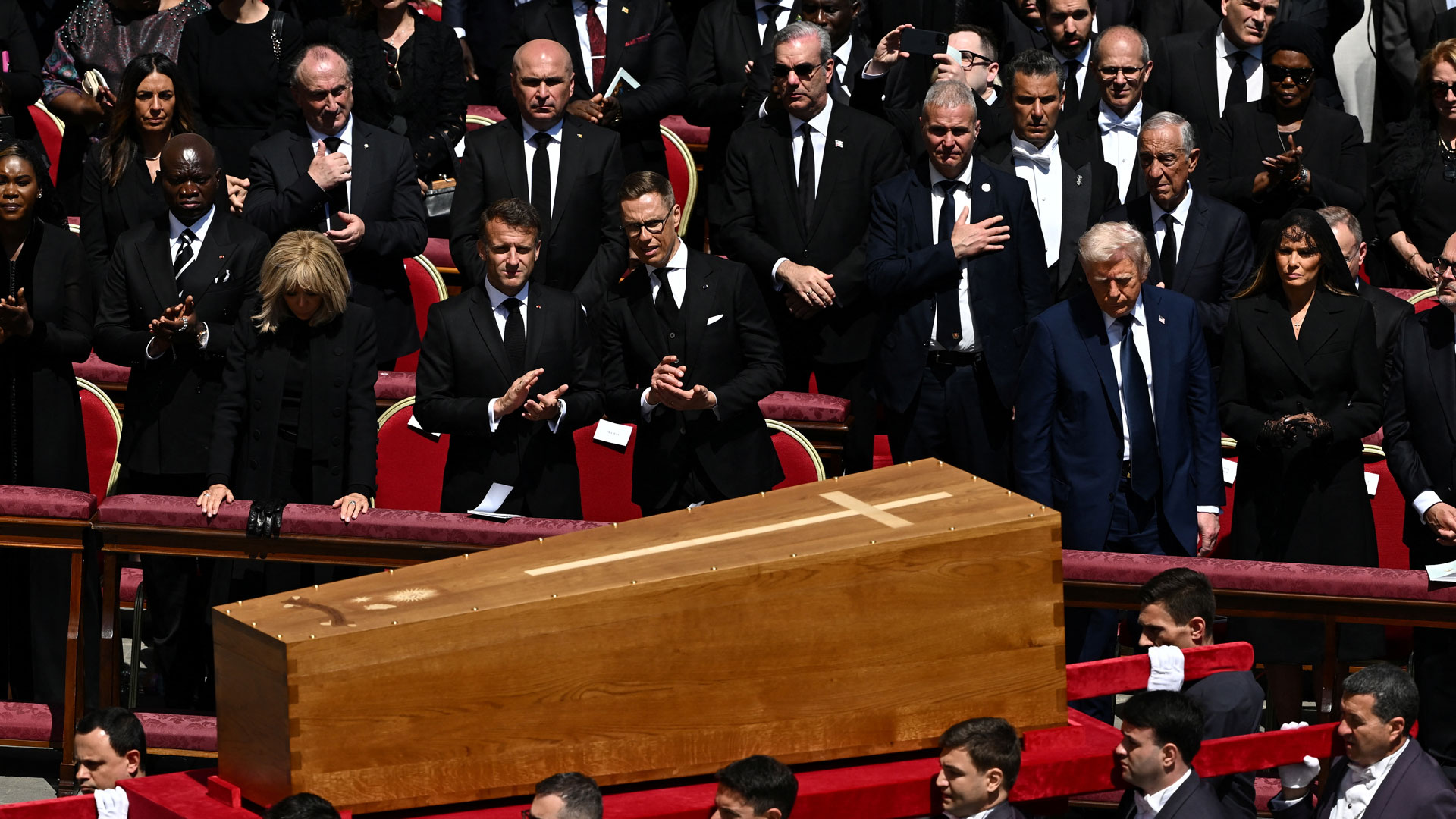 Δέκα στιγμιότυπα από το τελευταίο αντίο στον Πάπα Φραγκίσκο-4