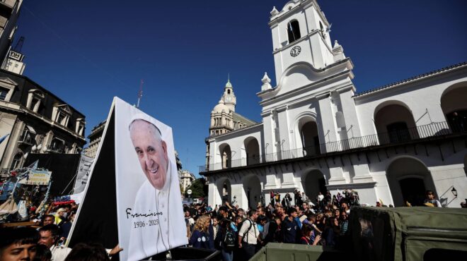 μπουένος-αϊρες-πλήθος-κόσμου-σε-κεντρ-563583811