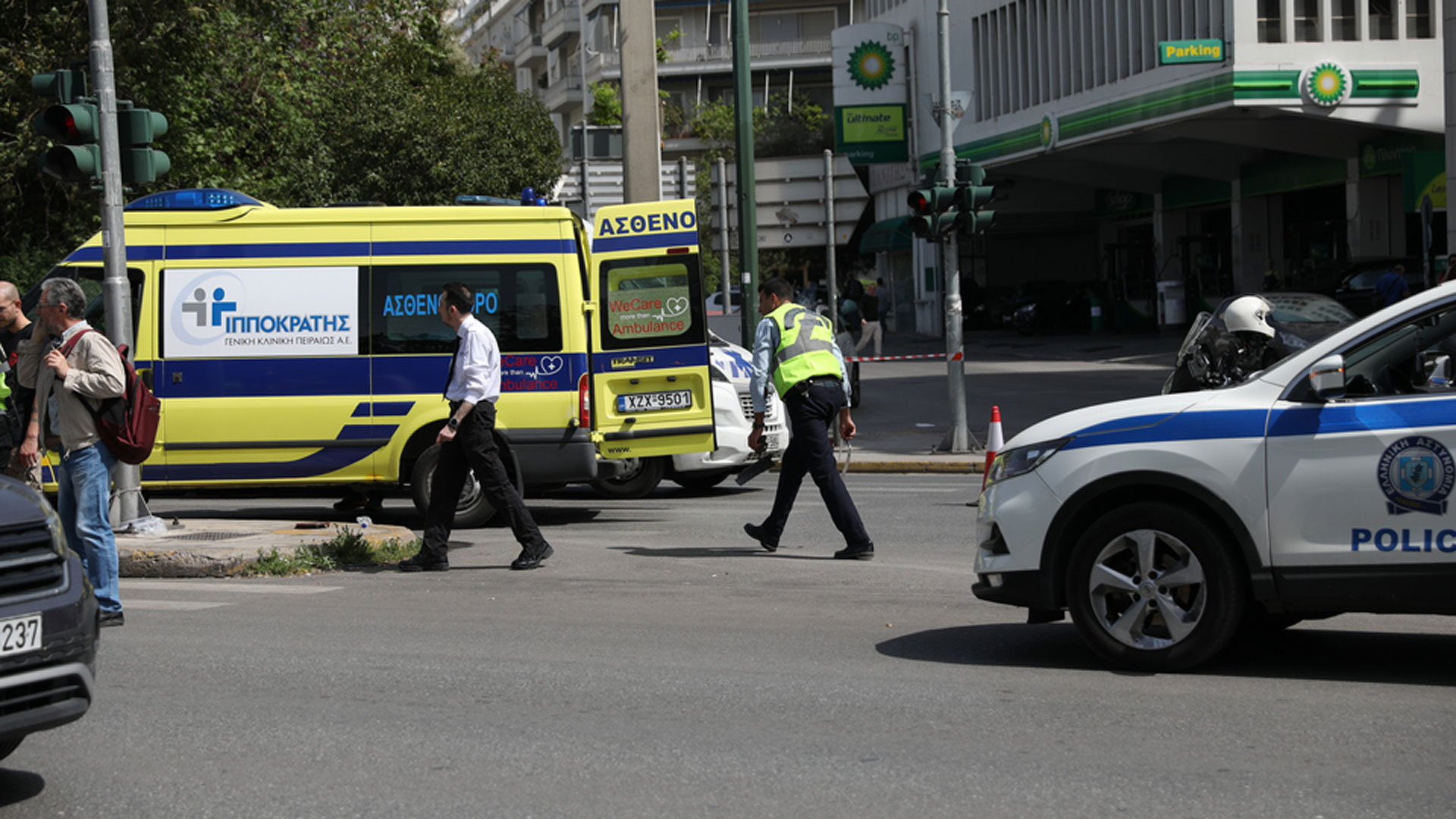 Ασθενοφόρο έπεσε σε κολόνα στο κέντρο της Αθήνας – Πέντε τραυματίες-6