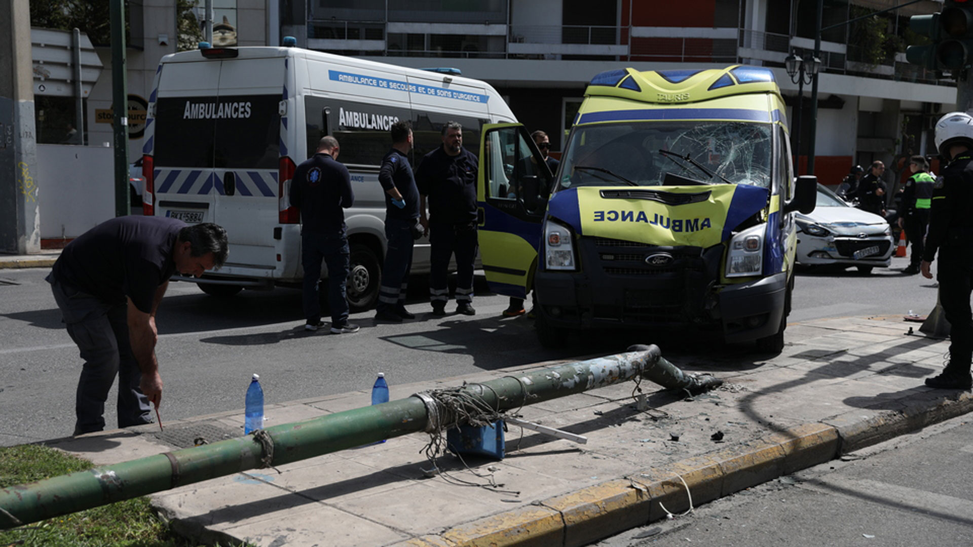Ασθενοφόρο έπεσε σε κολόνα στο κέντρο της Αθήνας – Πέντε τραυματίες-7
