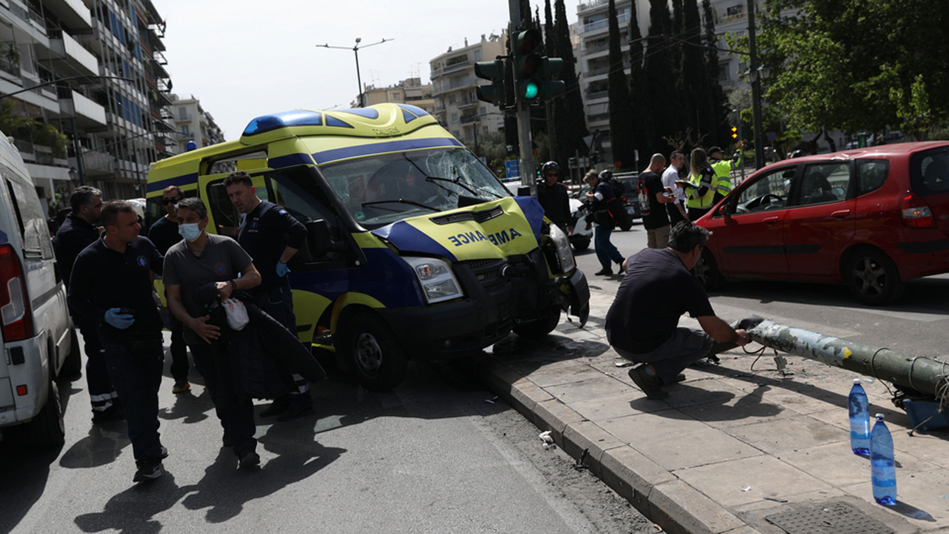 Ασθενοφόρο έπεσε σε κολόνα στο κέντρο της Αθήνας – Πέντε τραυματίες-8