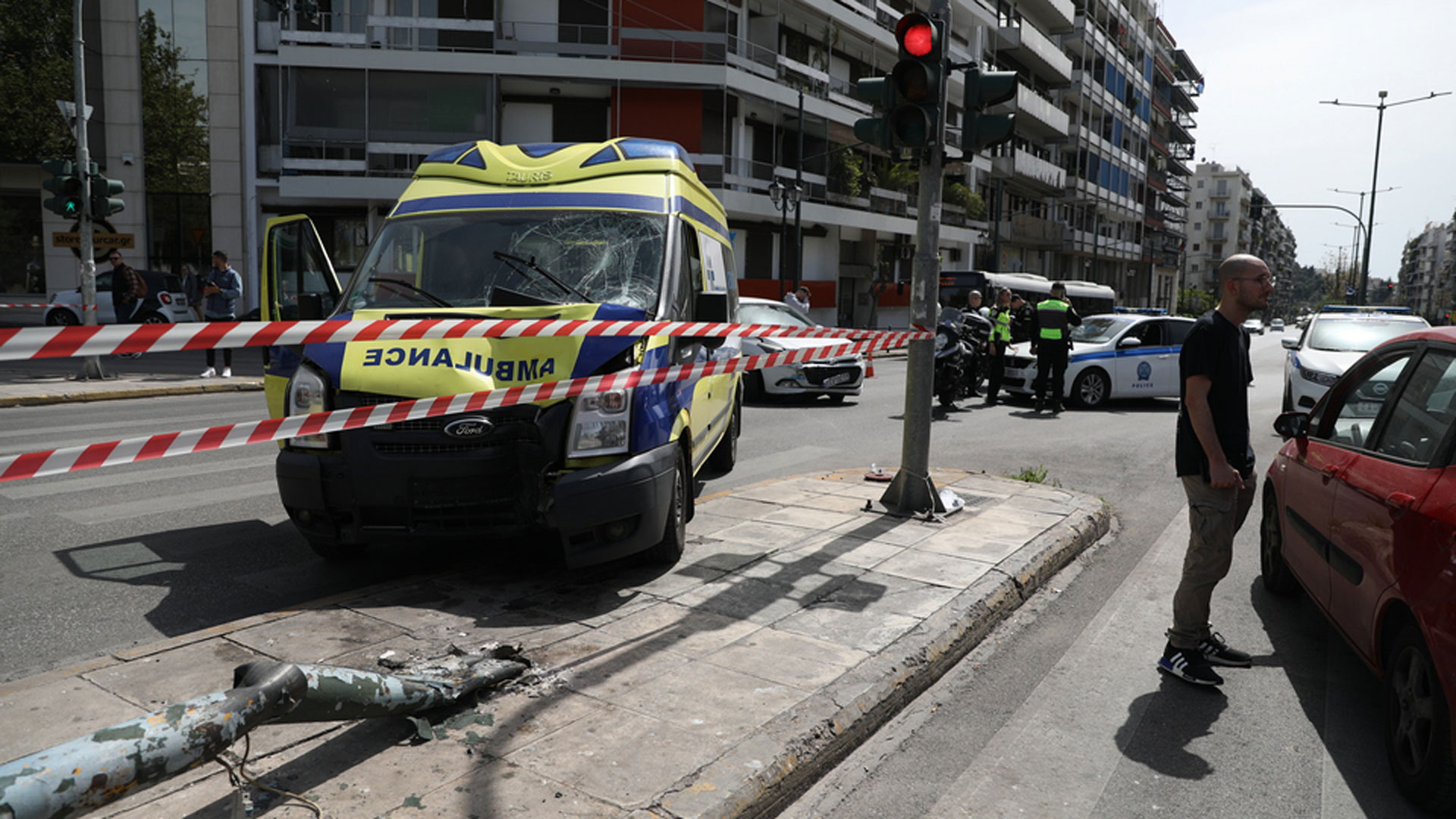 Ασθενοφόρο έπεσε σε κολόνα στο κέντρο της Αθήνας – Πέντε τραυματίες-4