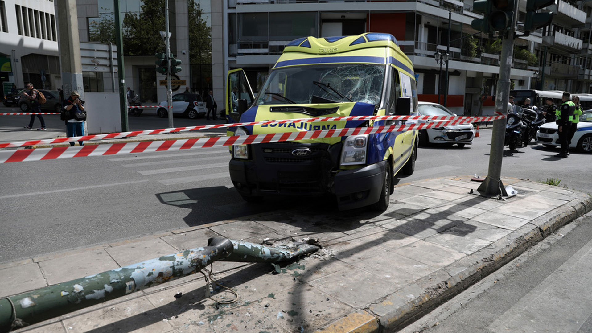 Ασθενοφόρο έπεσε σε κολόνα στο κέντρο της Αθήνας – Πέντε τραυματίες-5