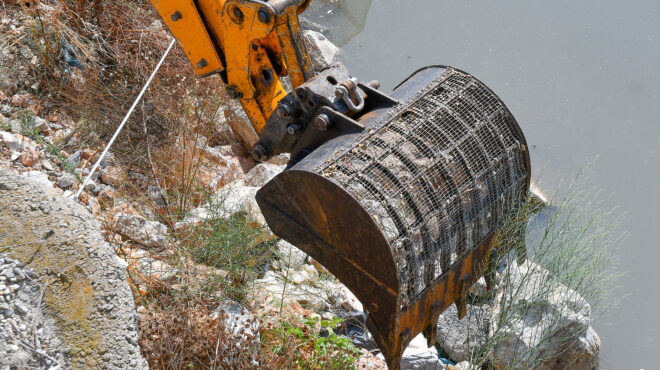 ασπροπόταμος-τρικάλων-μπουλντόζες-σ-563554150