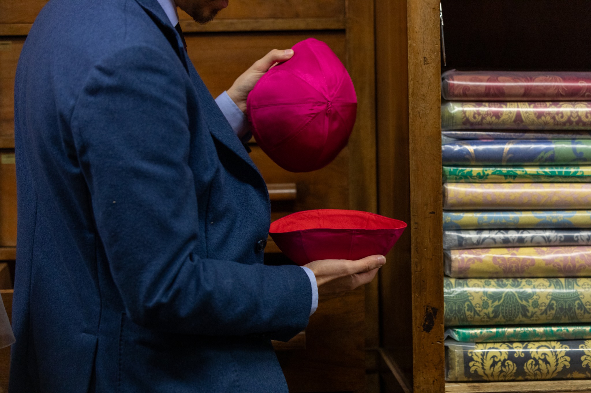 «Ηταν ο πιο ταπεινός μας πελάτης» – Ο ράφτης του Πάπα Φραγκίσκου στην «Κ»-6