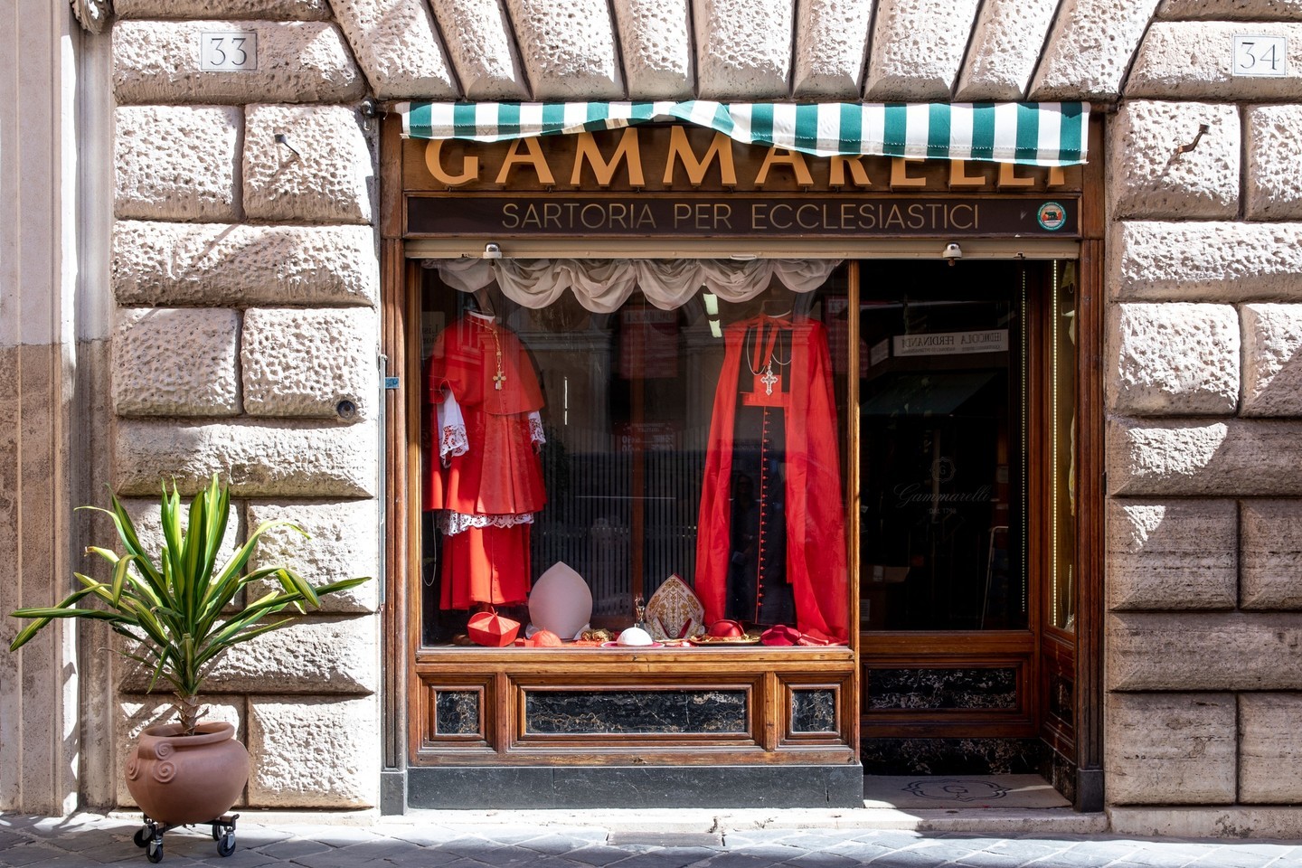 «Ηταν ο πιο ταπεινός μας πελάτης» – Ο ράφτης του Πάπα Φραγκίσκου στην «Κ»-5