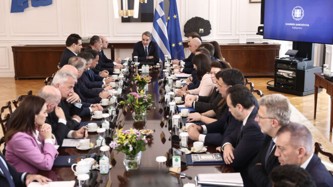 με-σηκωμένα-μανίκια-στην-ανάπαυλα-τα-563572009