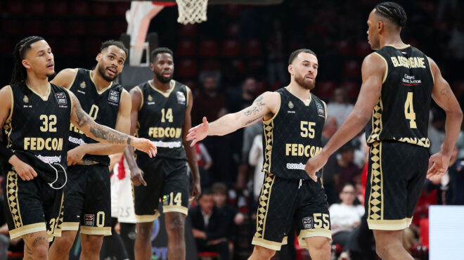 ετοιμάζει-βαλίτσες-για-aμπου-ντάμπι-563581720