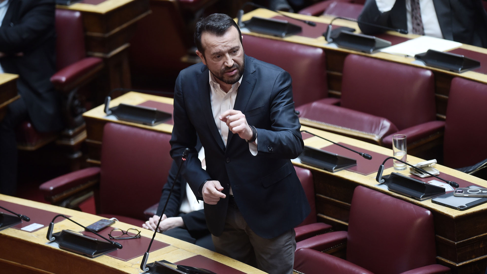 Βουλή: «Εκατέρωθεν πυρά» στη συζήτηση για άρση ασυλίας των Δουδωνή – Οζγκιούρ-3