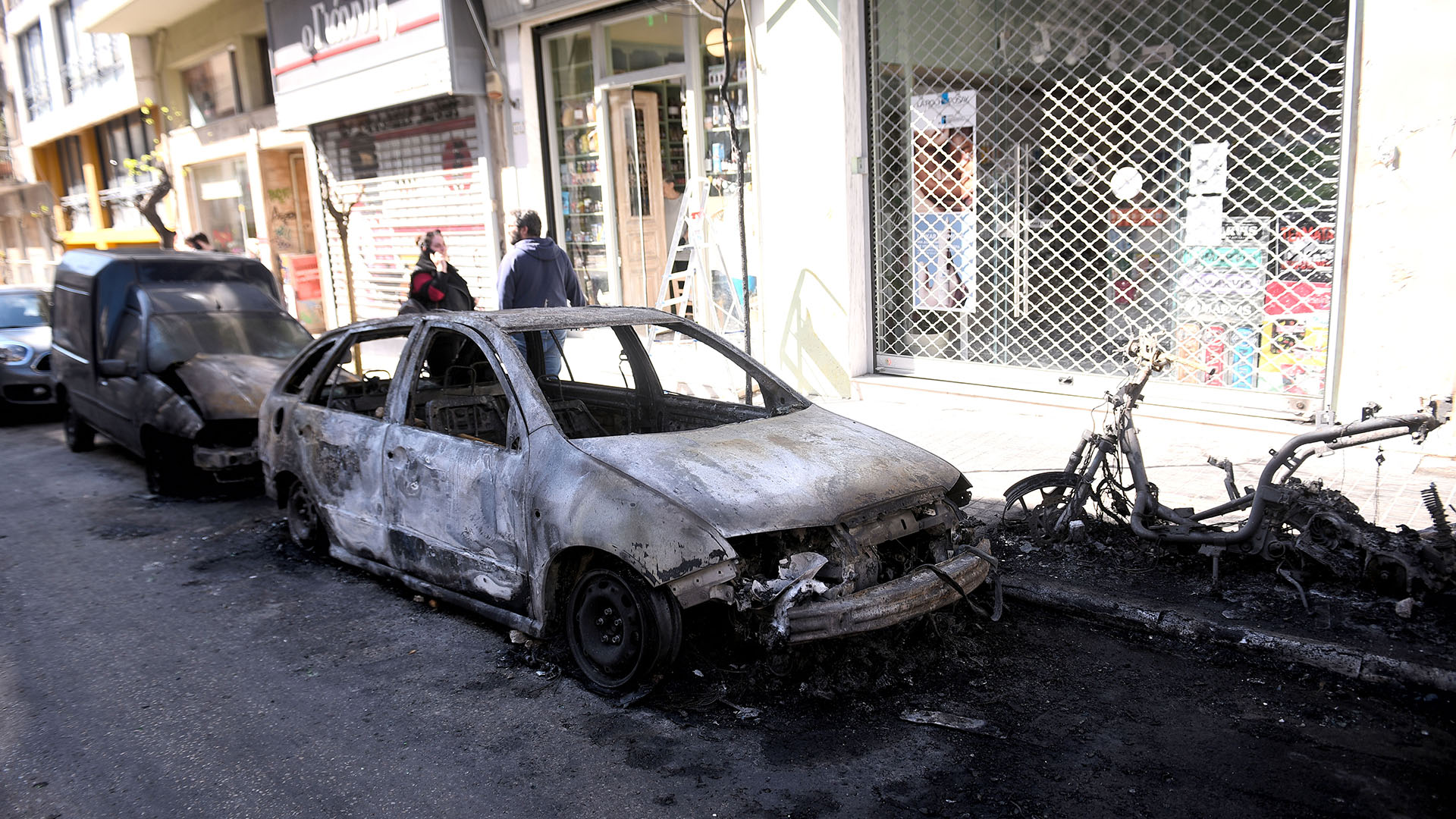 Εξάρχεια: Νύχτα έντασης με μολότοφ και χημικά [βίντεο]-1