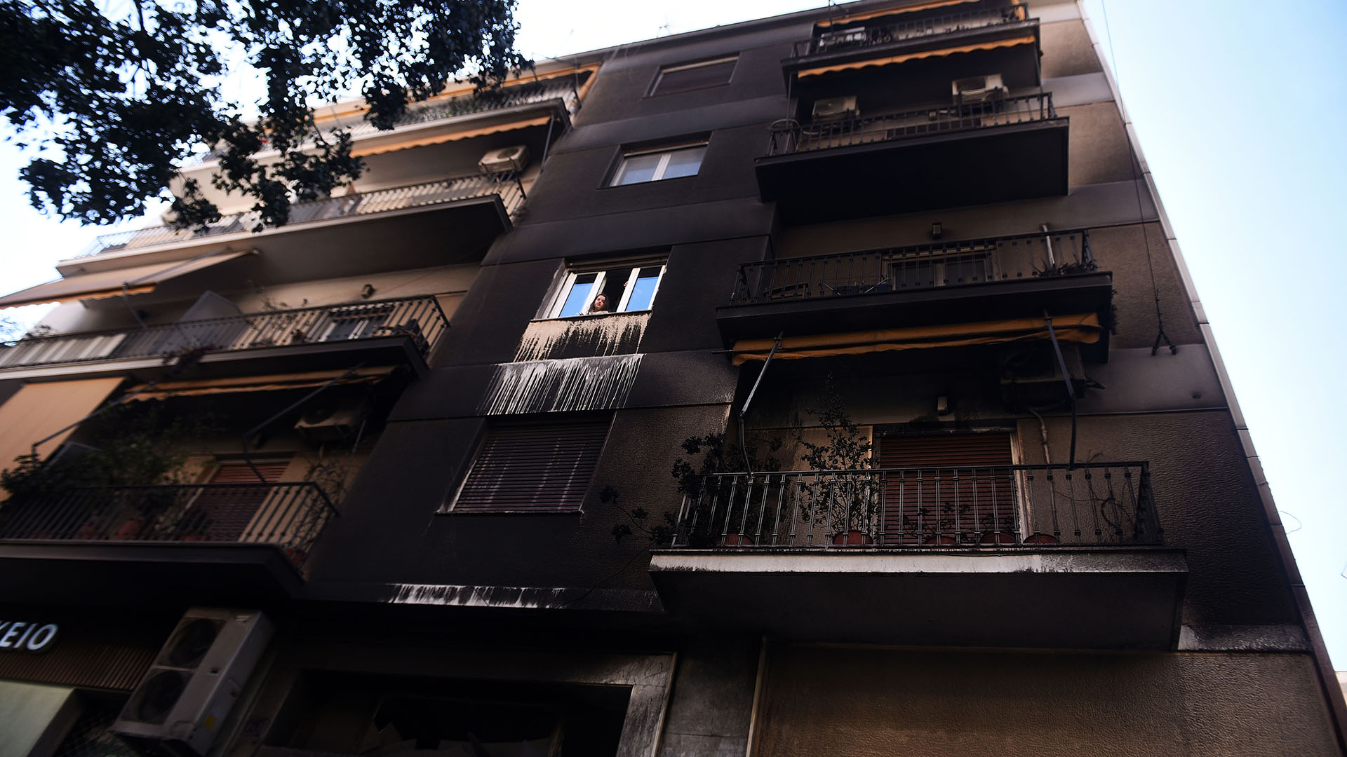 Εξάρχεια: Νύχτα έντασης με μολότοφ και χημικά [βίντεο]-2