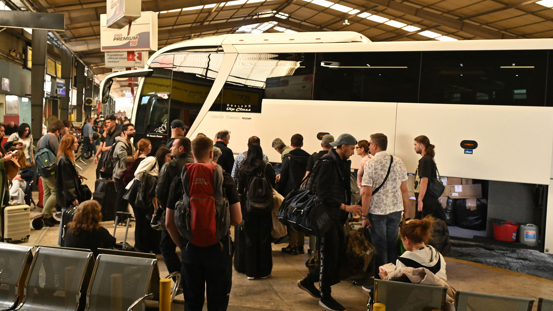 Κορυφώνεται η έξοδος του Πάσχα: Αυξημένη κίνηση στα λιμάνια, καθυστερήσεις στην Αττική Οδό-8