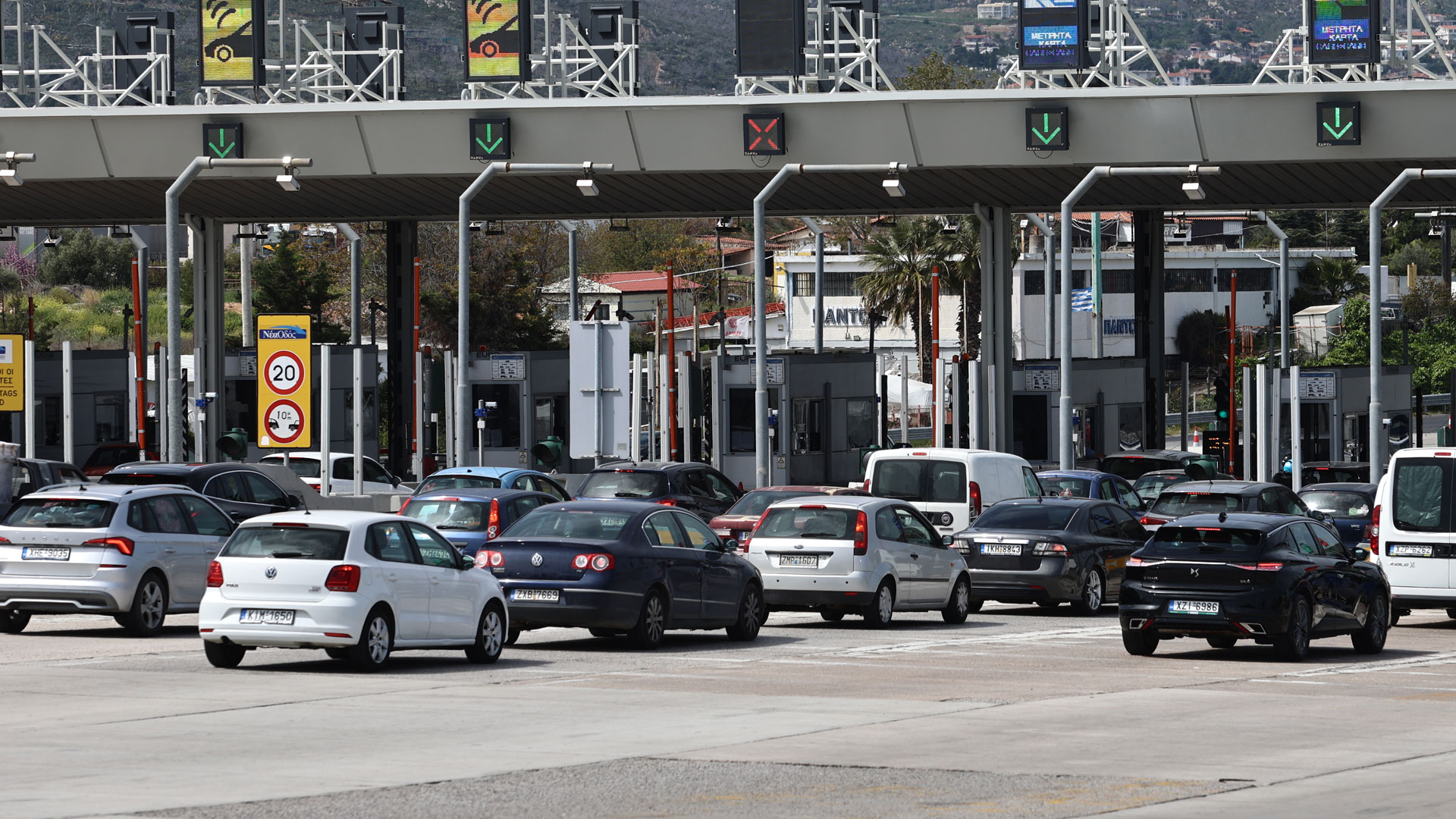 Κορυφώνεται η έξοδος του Πάσχα: Αυξημένη κίνηση στα λιμάνια, καθυστερήσεις στην Αττική Οδό-2