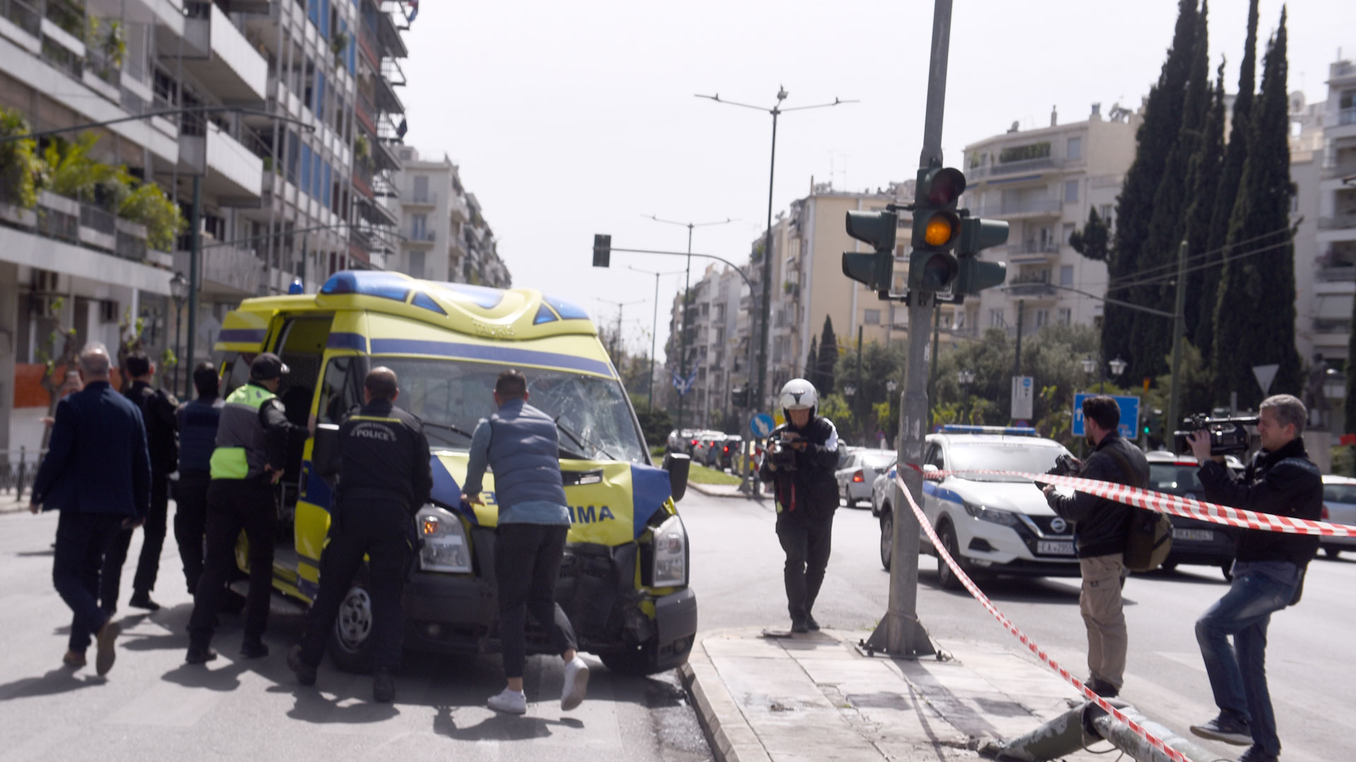 Ασθενοφόρο έπεσε σε κολόνα στο κέντρο της Αθήνας – Πέντε τραυματίες-9
