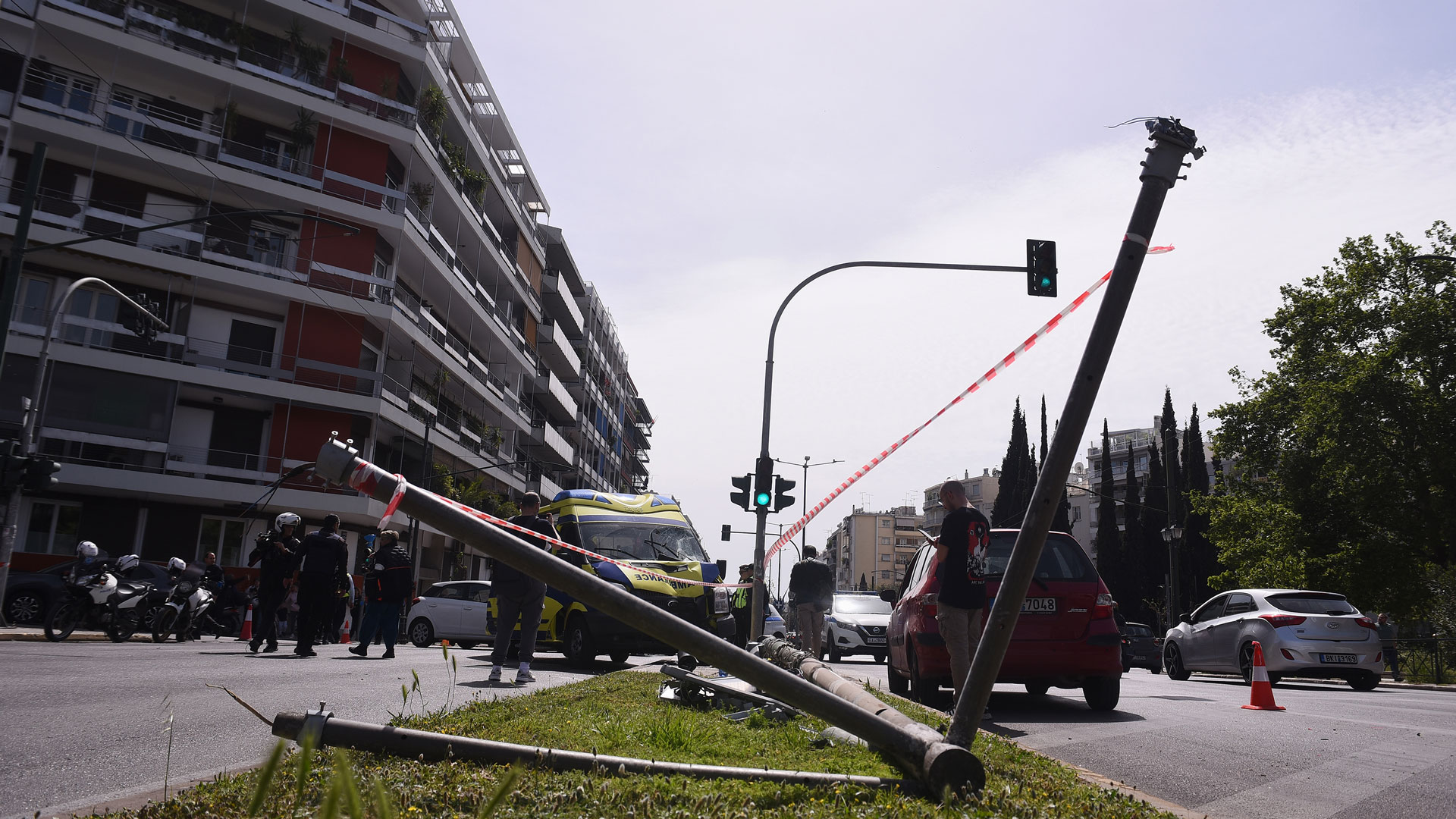 Ασθενοφόρο έπεσε σε κολόνα στο κέντρο της Αθήνας – Πέντε τραυματίες-10