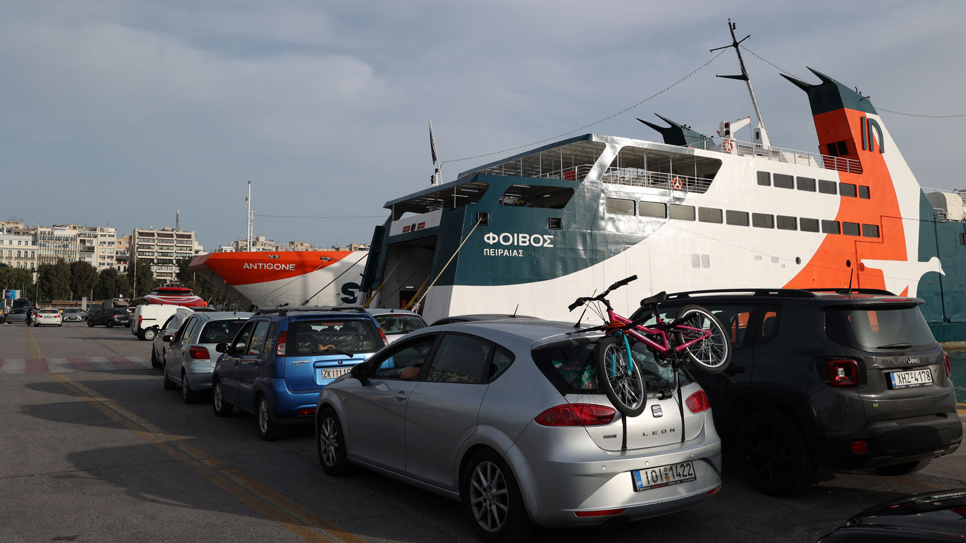 Κορυφώνεται η έξοδος του Πάσχα: Αυξημένη κίνηση στα λιμάνια, καθυστερήσεις στην Αττική Οδό-6