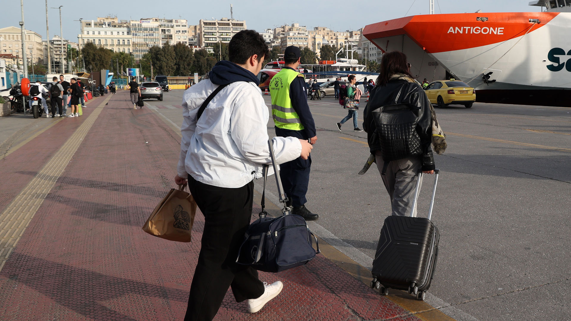 Κορυφώνεται η έξοδος του Πάσχα: Αυξημένη κίνηση στα λιμάνια, καθυστερήσεις στην Αττική Οδό-7
