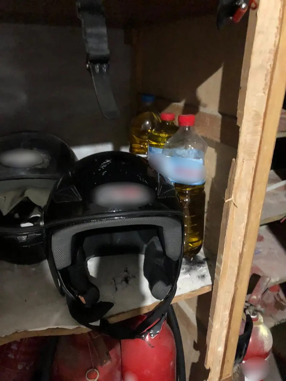 Κοντάρια, μάσκες, δοχεία με εύφλεκτο υγρό – Εικόνες από το κατειλημμένο κτίριο στο Ηράκλειο-6