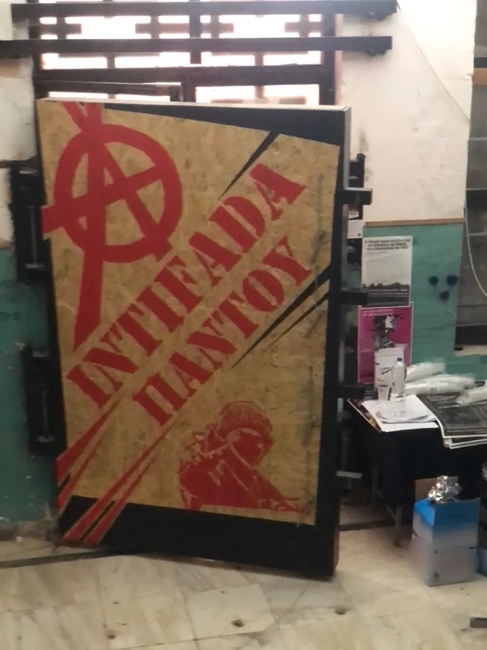 Κοντάρια, μάσκες, δοχεία με εύφλεκτο υγρό – Εικόνες από το κατειλημμένο κτίριο στο Ηράκλειο-8