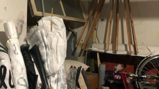 κοντάρια-μάσκες-δοχεία-με-εύφλεκτο-υγ-563574877