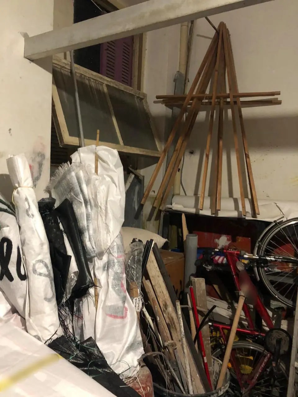 κοντάρια-μάσκες-δοχεία-με-εύφλεκτο-υγ-563574877