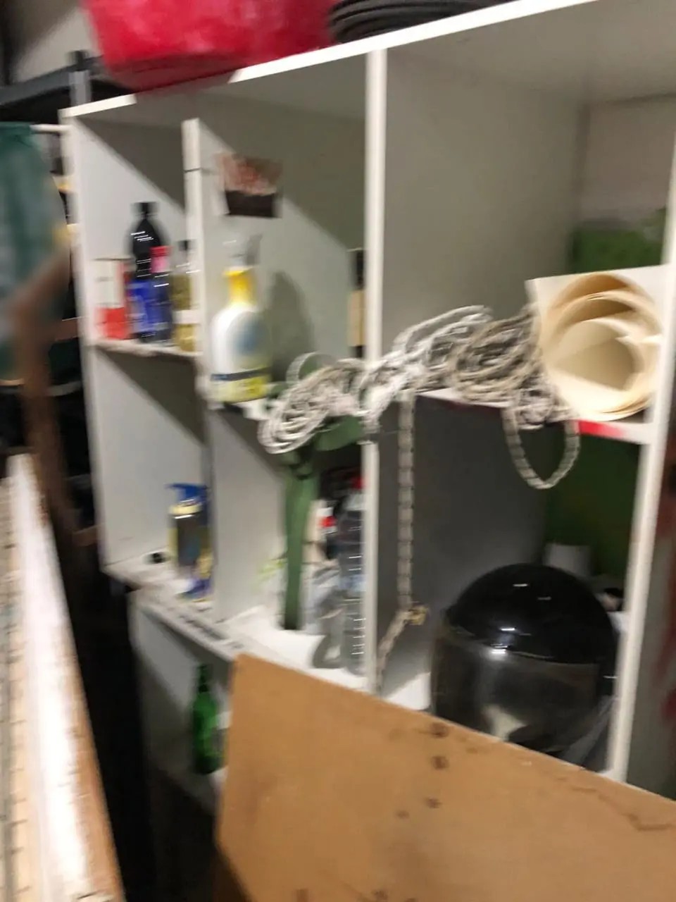 Κοντάρια, μάσκες, δοχεία με εύφλεκτο υγρό – Εικόνες από το κατειλημμένο κτίριο στο Ηράκλειο-5