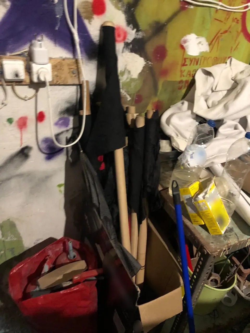 Κοντάρια, μάσκες, δοχεία με εύφλεκτο υγρό – Εικόνες από το κατειλημμένο κτίριο στο Ηράκλειο-3