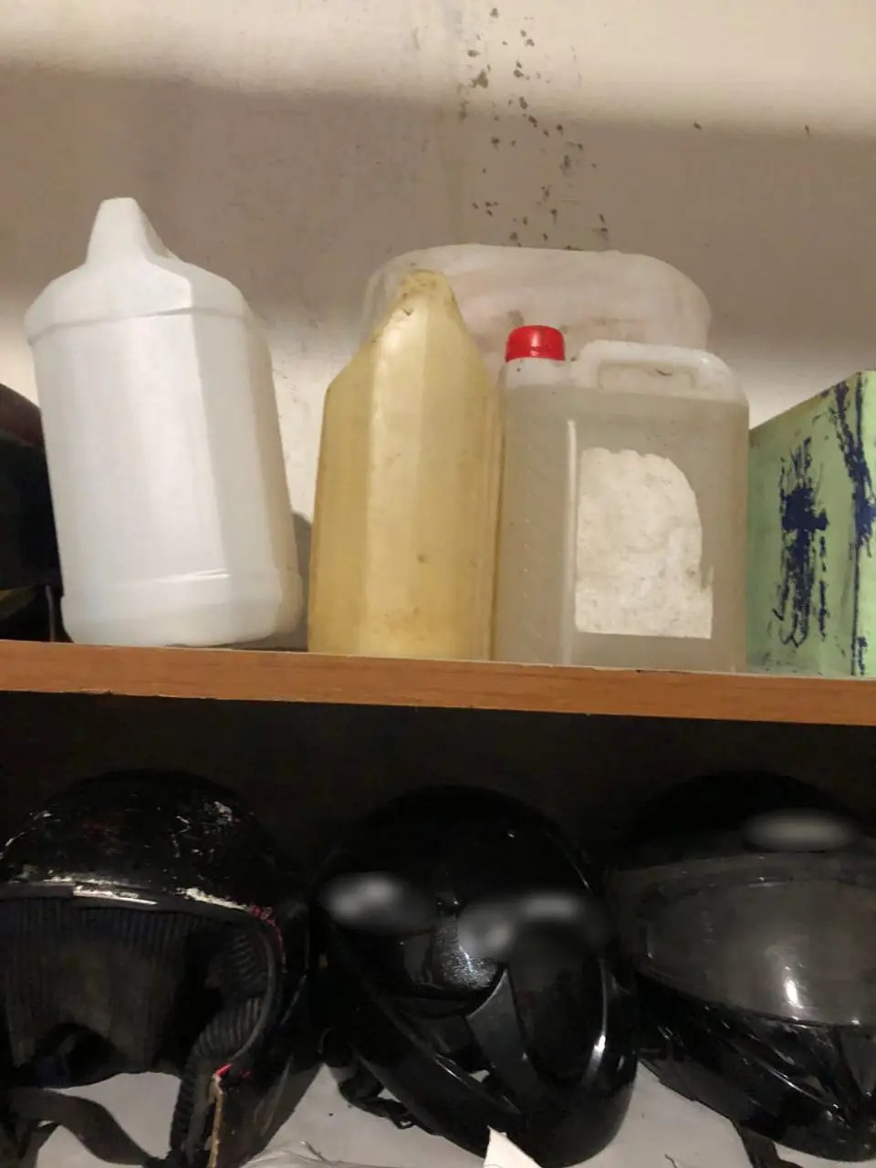 Κοντάρια, μάσκες, δοχεία με εύφλεκτο υγρό – Εικόνες από το κατειλημμένο κτίριο στο Ηράκλειο-7