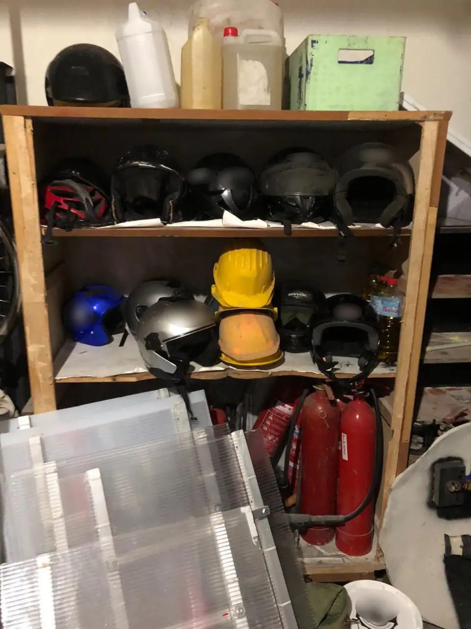 Κοντάρια, μάσκες, δοχεία με εύφλεκτο υγρό – Εικόνες από το κατειλημμένο κτίριο στο Ηράκλειο-1