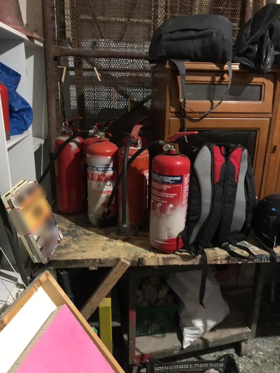 Κοντάρια, μάσκες, δοχεία με εύφλεκτο υγρό – Εικόνες από το κατειλημμένο κτίριο στο Ηράκλειο-4