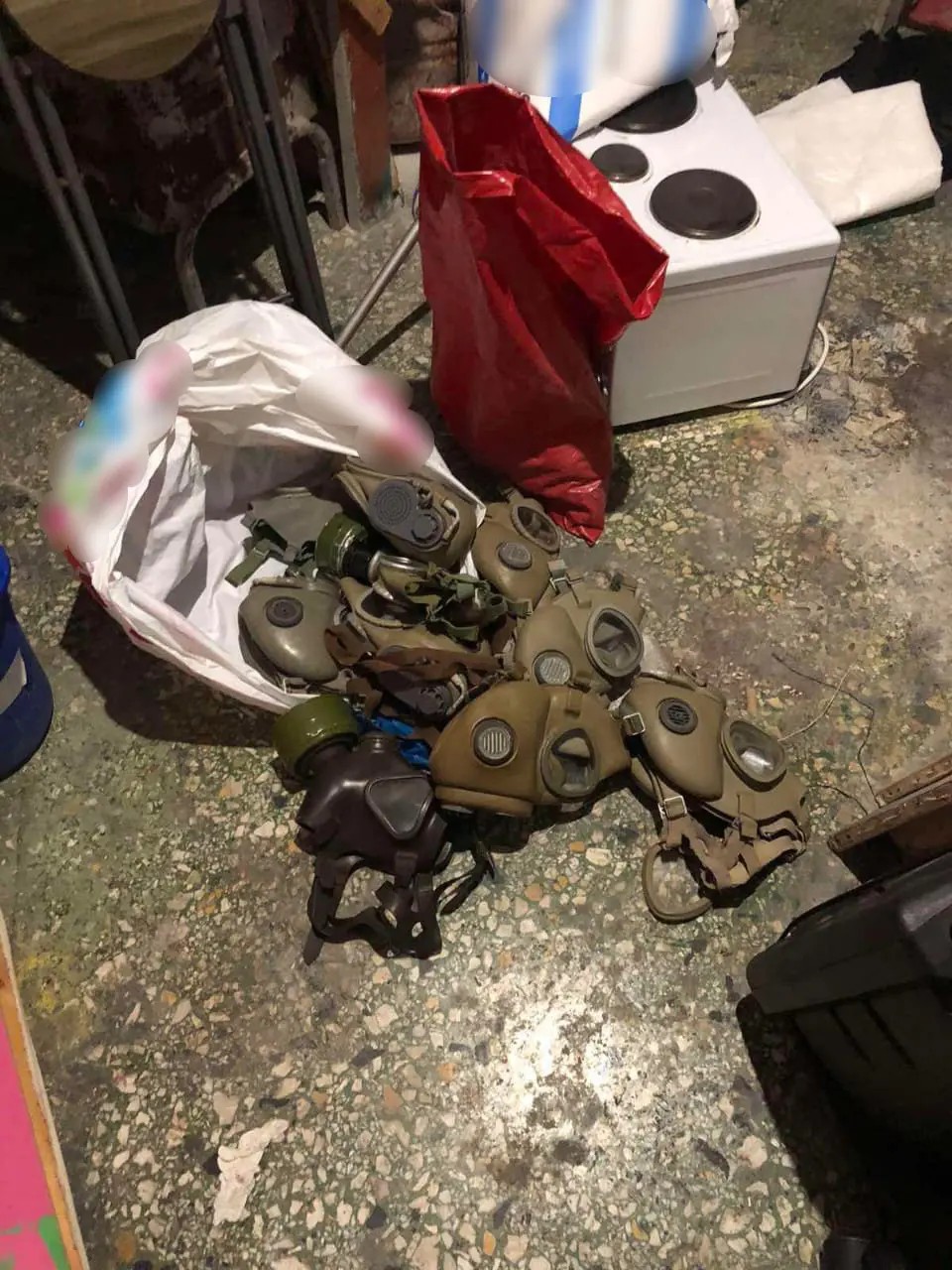 Κοντάρια, μάσκες, δοχεία με εύφλεκτο υγρό – Εικόνες από το κατειλημμένο κτίριο στο Ηράκλειο-2