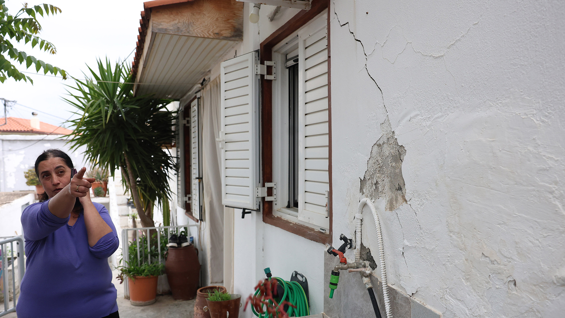 Βούτες Ηρακλείου: Εκκενώνονται 4 σπίτια λόγω ρηγματώσεων – «Δεν υπάρχει ανησυχία επέκτασης του φαινομένου», λέει ο Λέκκας-2