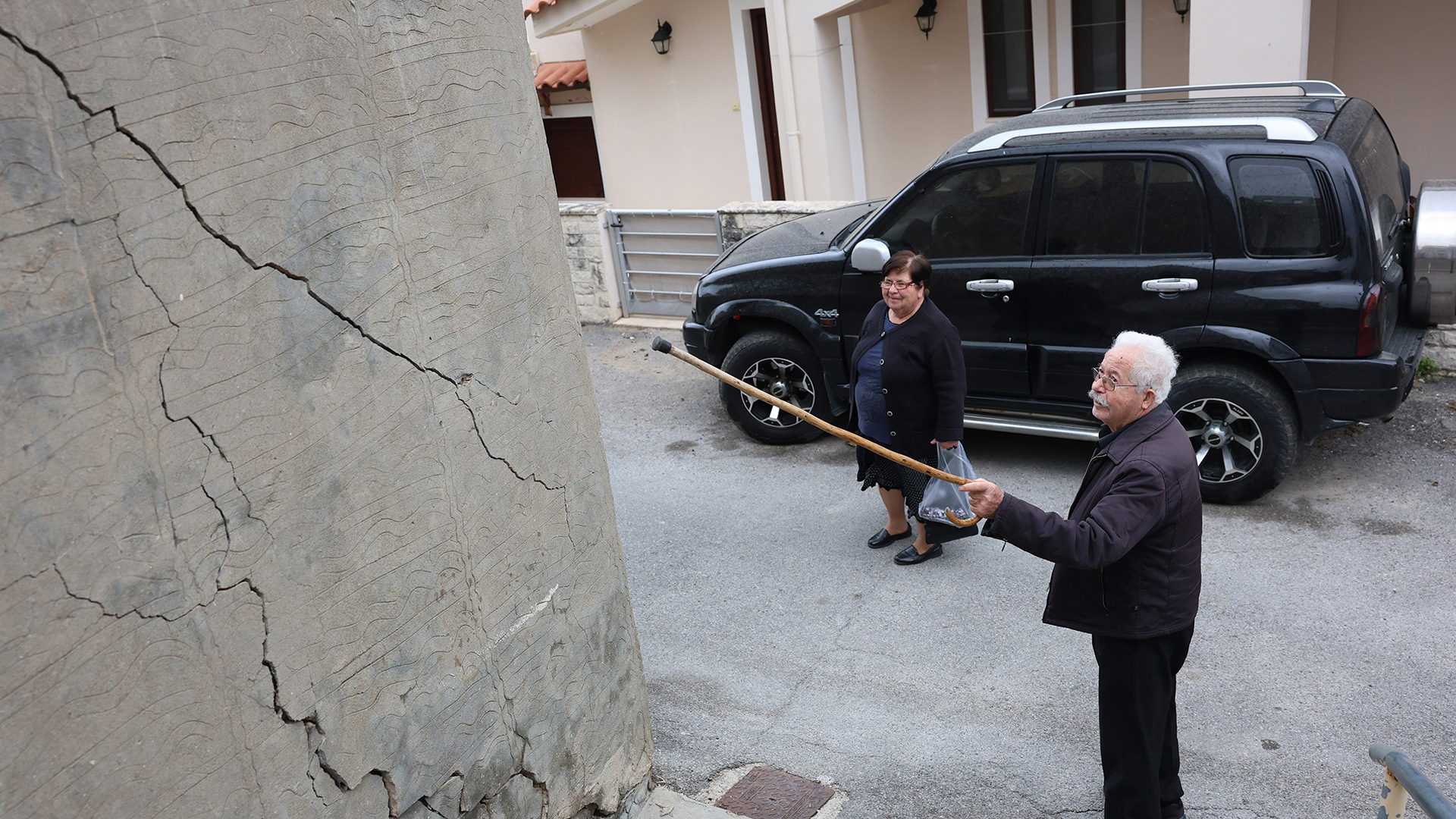 Βούτες Ηρακλείου: Εκκενώνονται 4 σπίτια λόγω ρηγματώσεων – «Δεν υπάρχει ανησυχία επέκτασης του φαινομένου», λέει ο Λέκκας-3