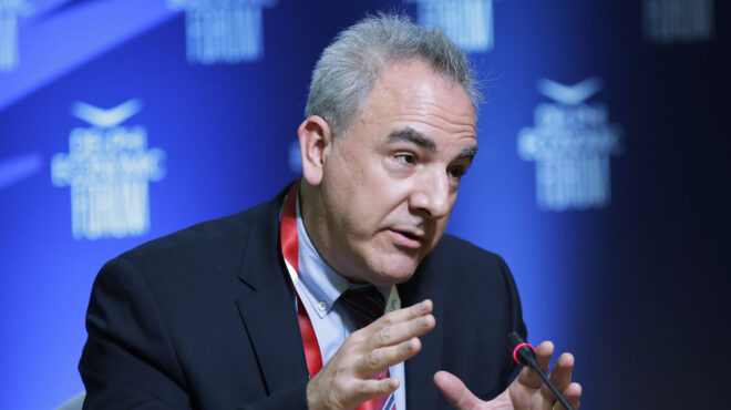 θεωρείο-στρώνει-έδαφος-563546152